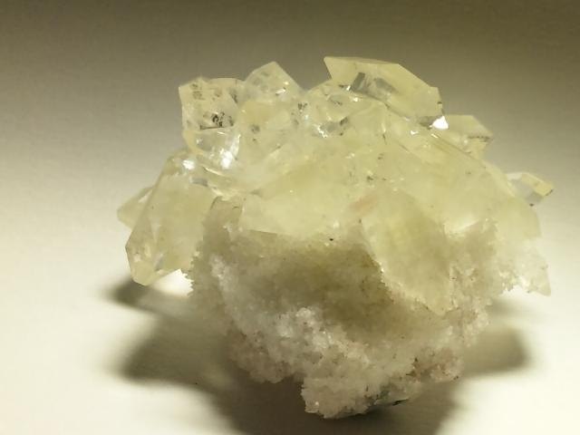 ゴールデンアポフィライト | Natural Stone｜天然石の意味・豆知識サイト